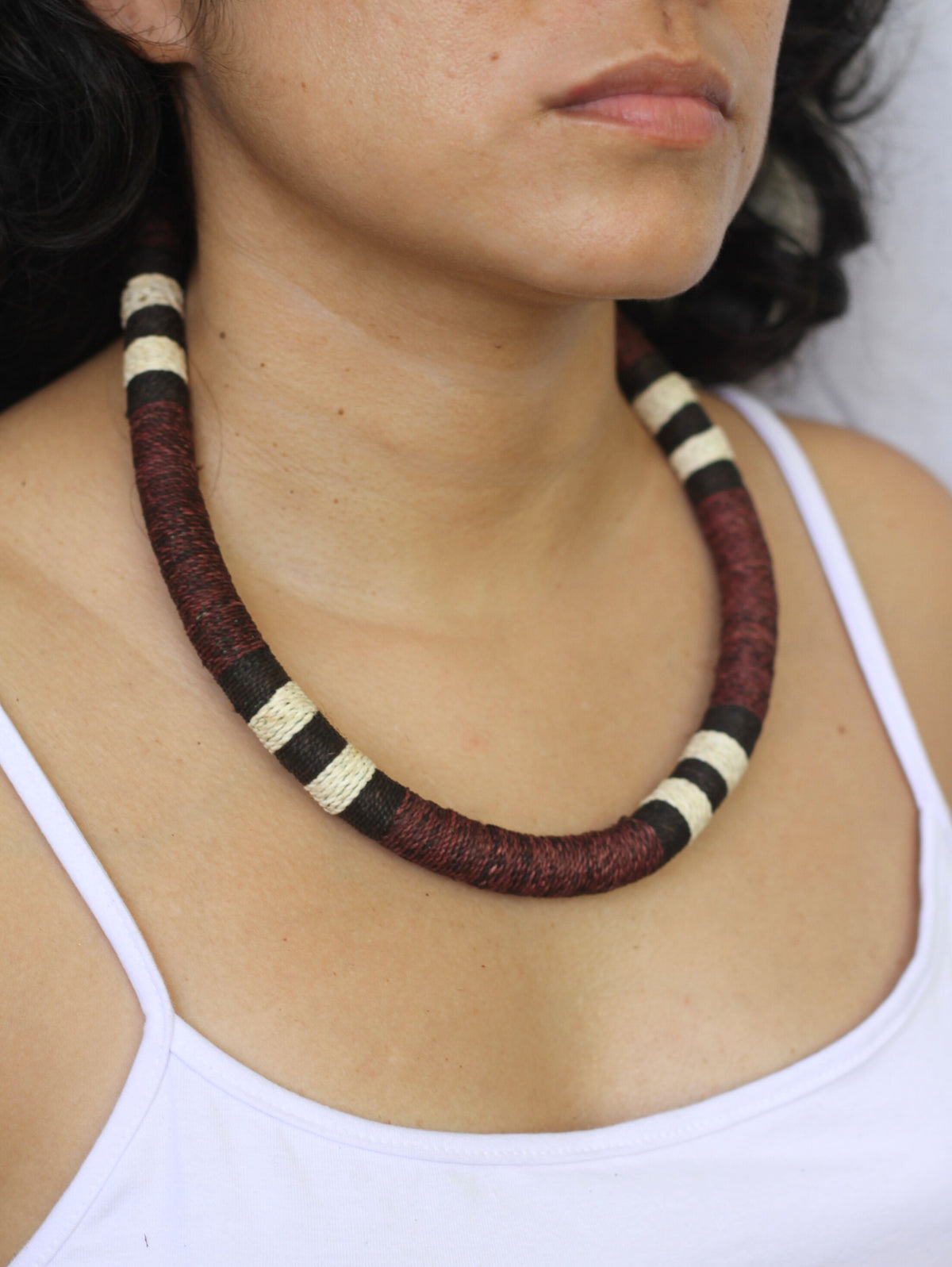COLAR COBRA CORAL EM FIO DE TUCUM