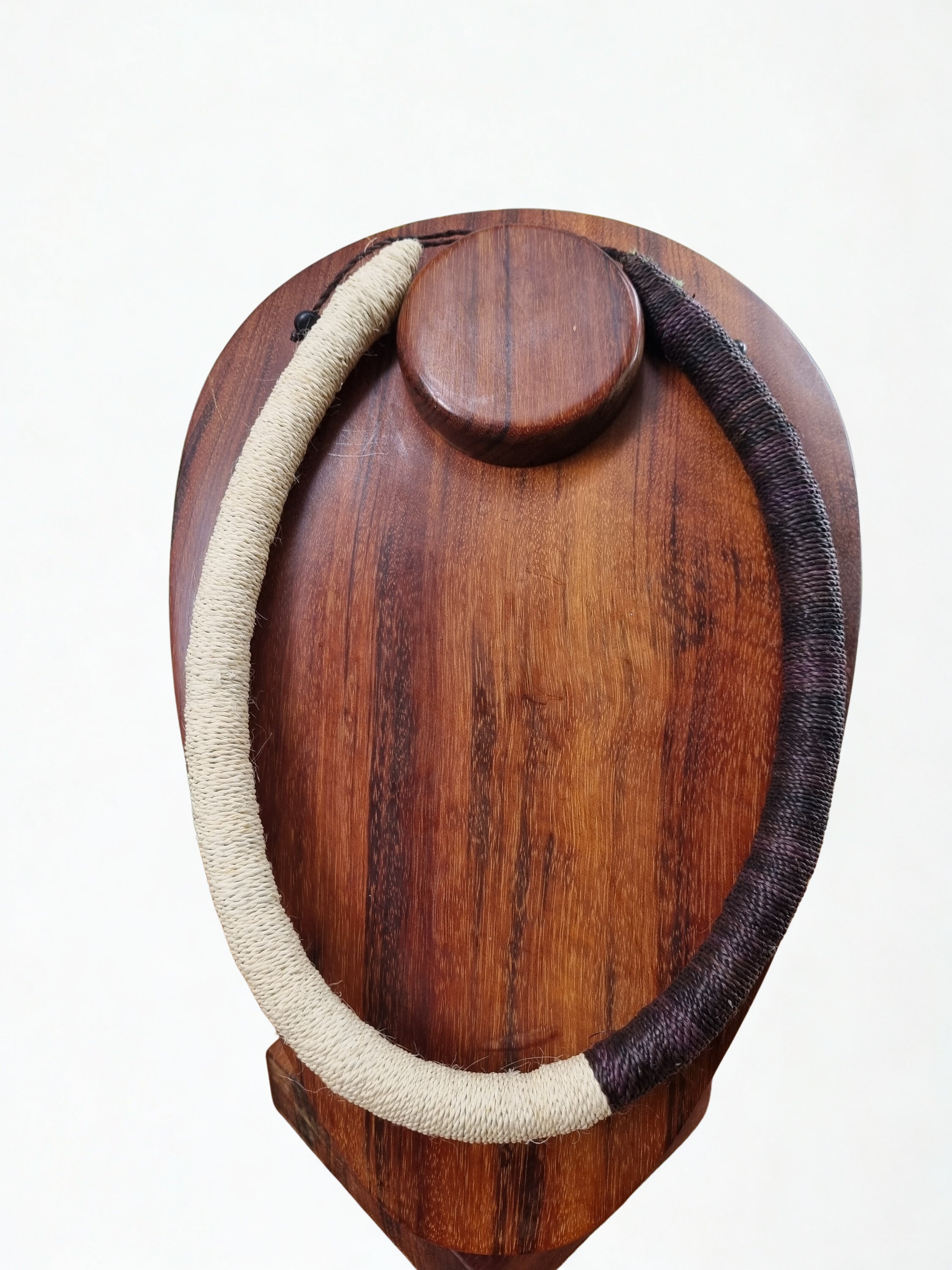 COLAR COBRA CORAL EM FIO DE TUCUM
