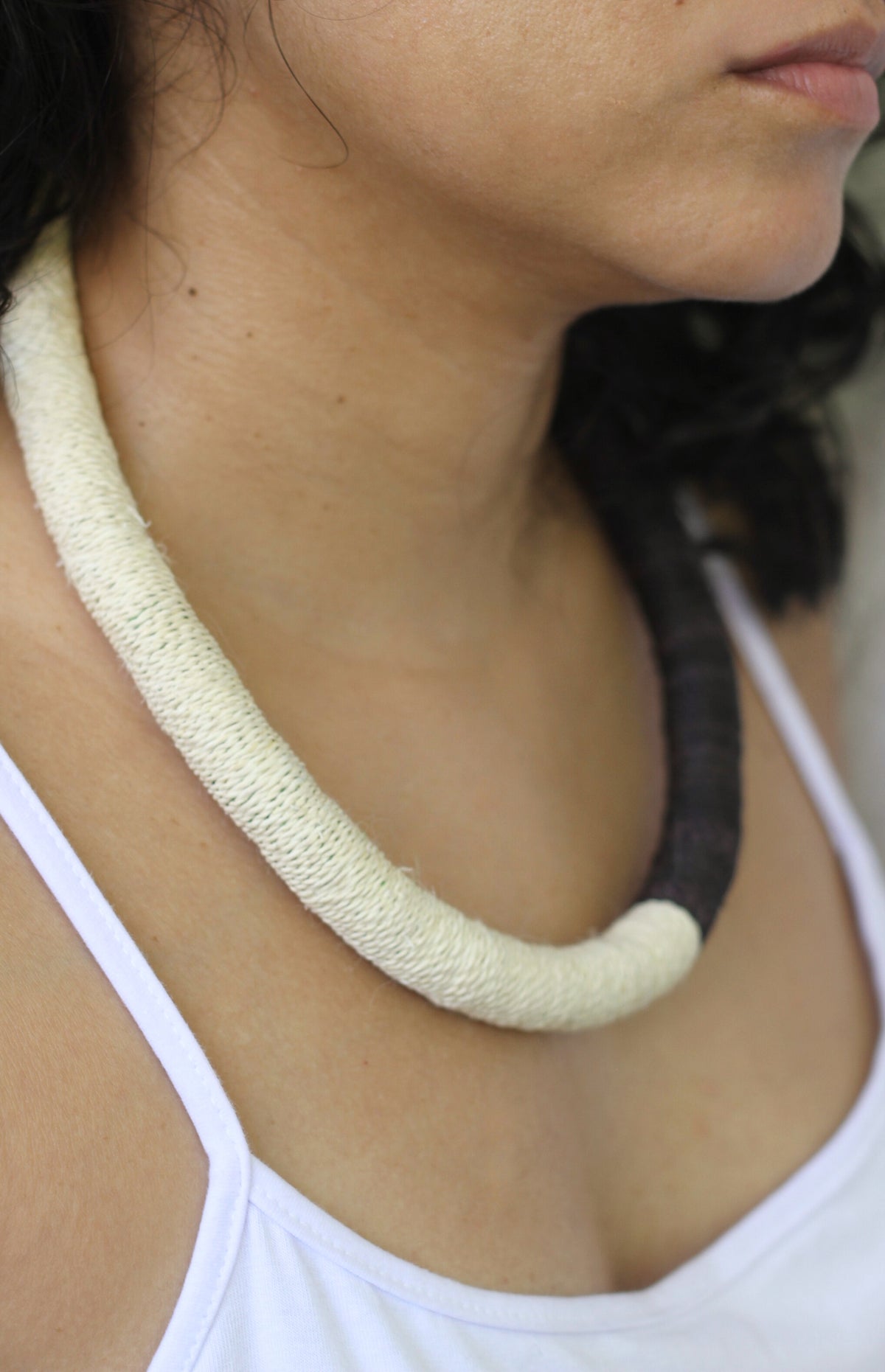 COLAR COBRA CORAL EM FIO DE TUCUM