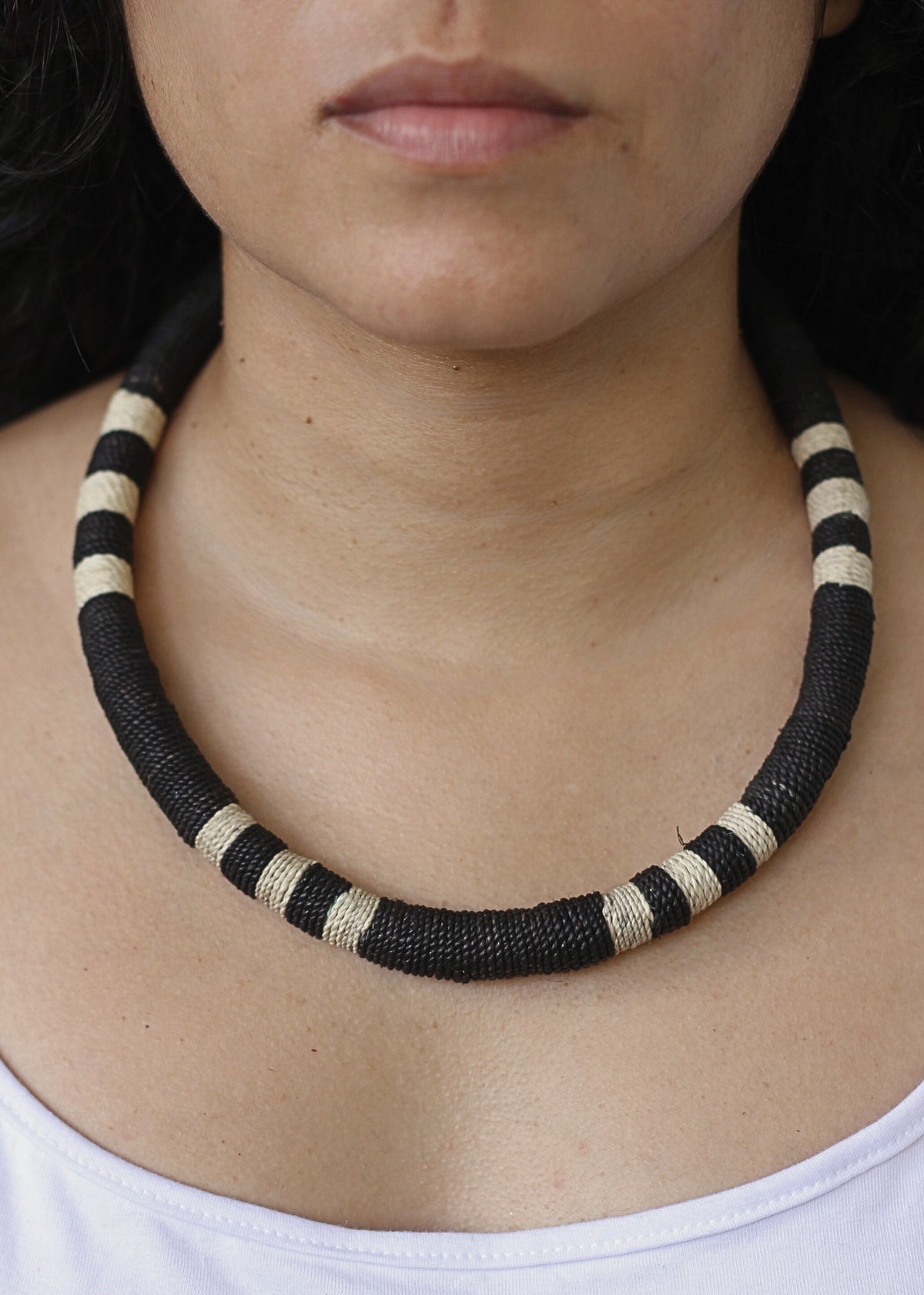 COLAR COBRA CORAL EM FIO DE TUCUM