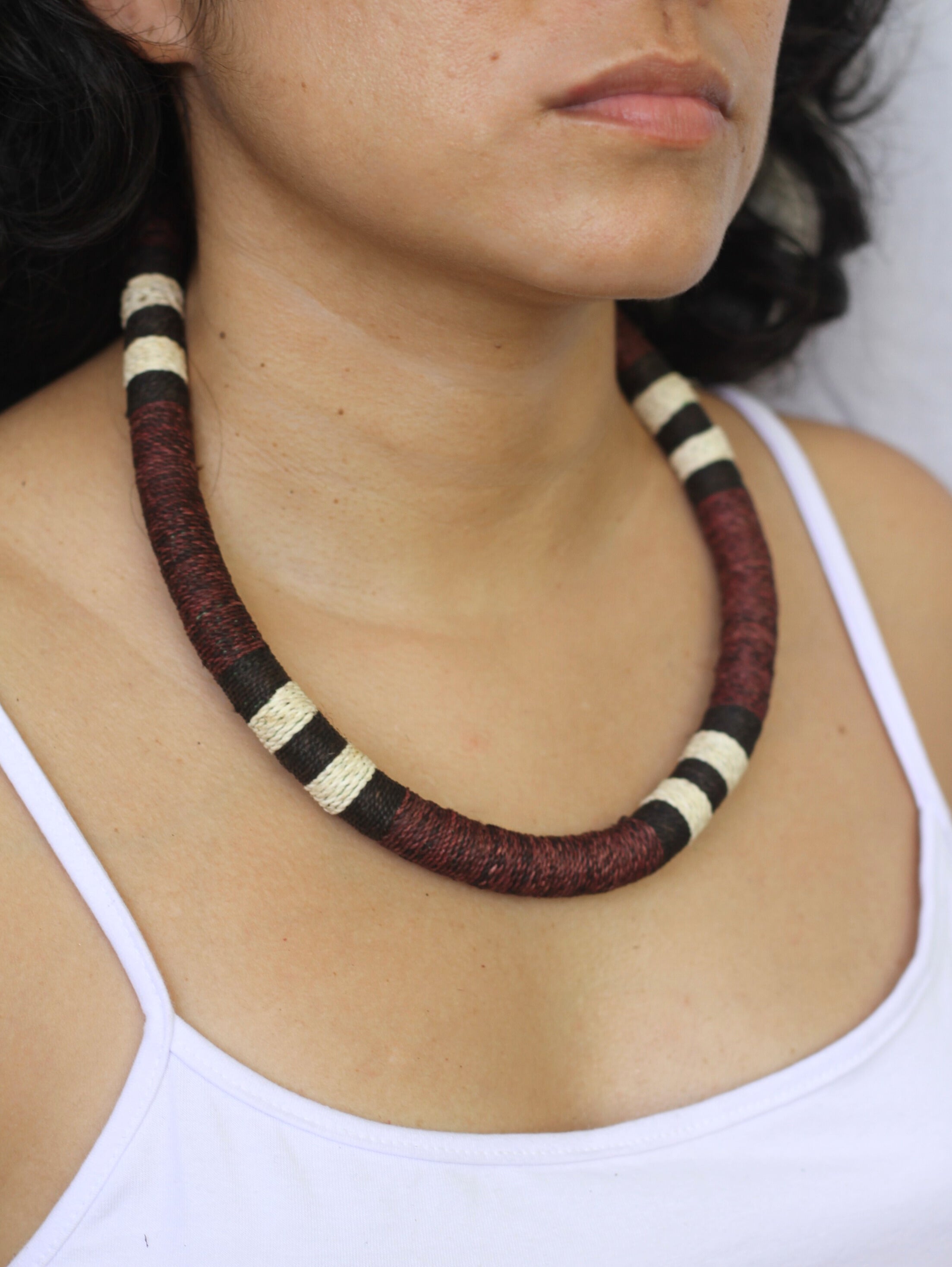 COLAR COBRA CORAL EM FIO DE TUCUM