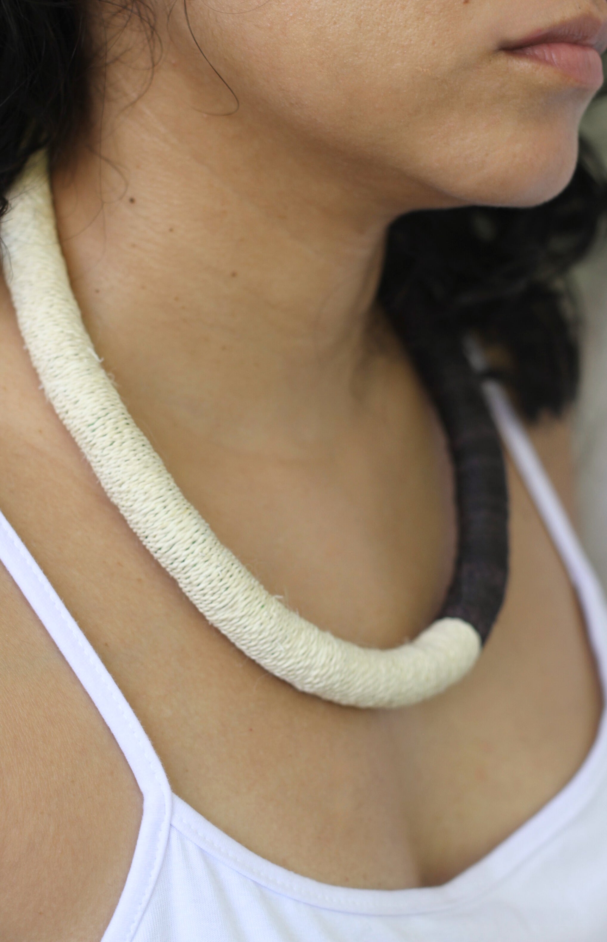 COLAR COBRA CORAL EM FIO DE TUCUM