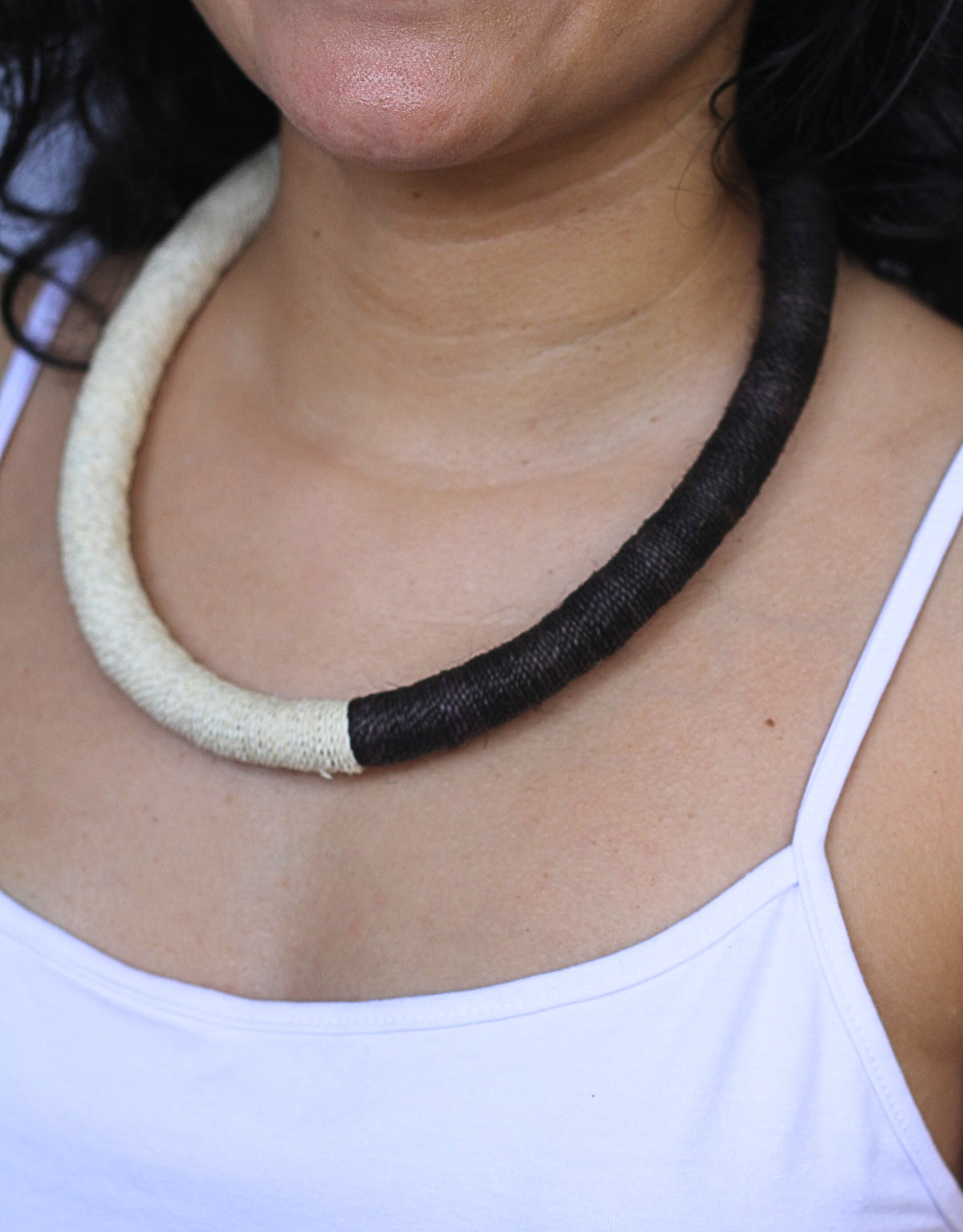 COLAR COBRA CORAL EM FIO DE TUCUM